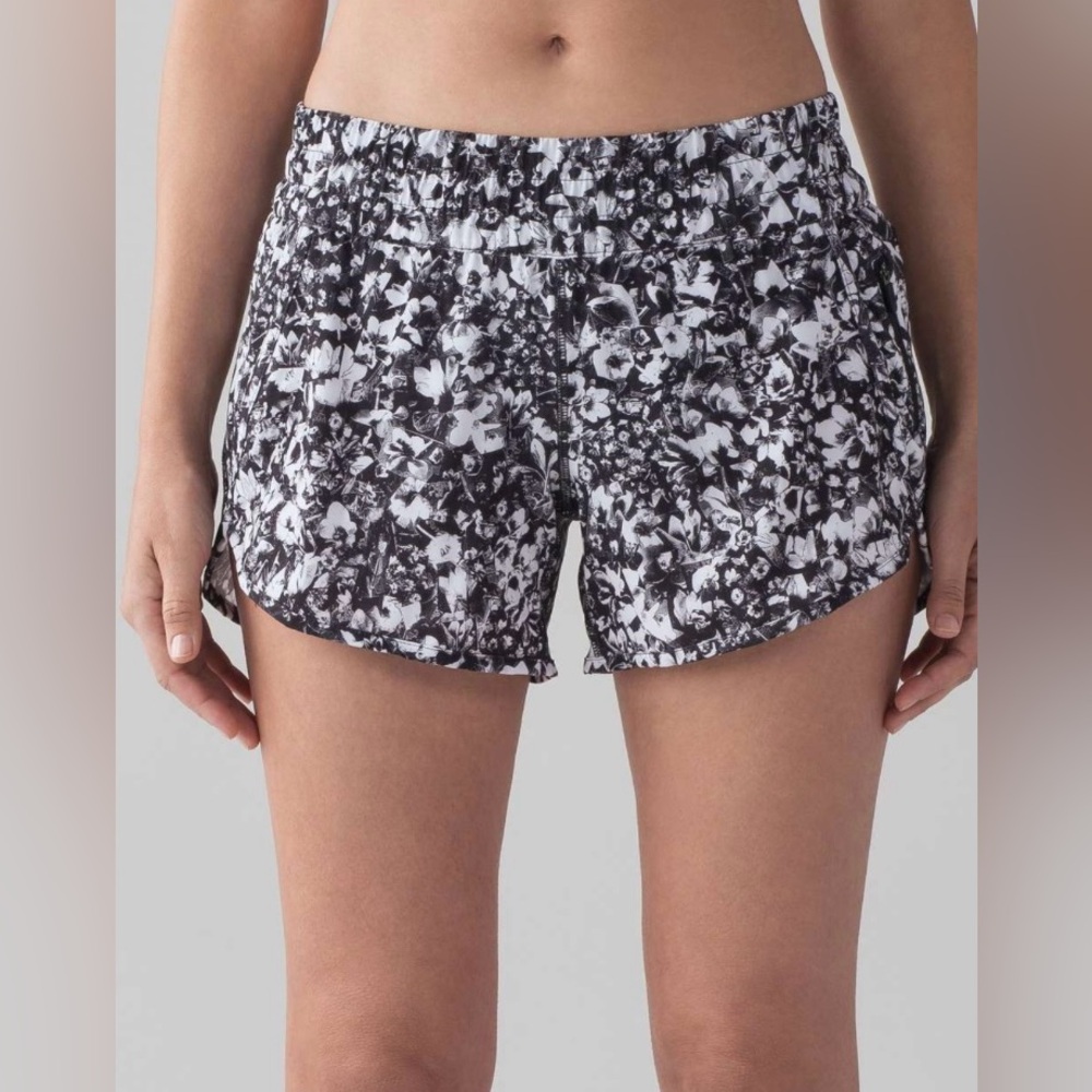 Lululemon Tracker Short V (4")
Mash Up White Black / Black size 4